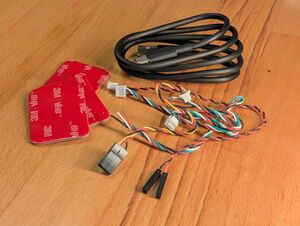 Im Lieferumfang finden sich diverse Anschlusskabel sowie passende 3M Klebestreifen.